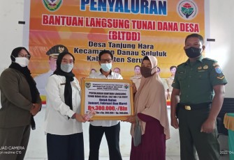 Babinsa Hanau Dampingi Penyaluran BLT DD Tahap I
