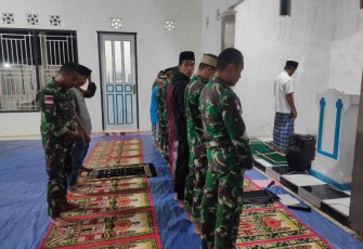 Tingkatkan Imtaq, Satgas Perbatasan Sholat Tarawih Berjamaah di Masjid At Taqwa