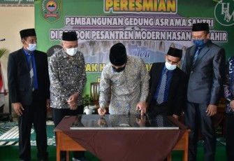 Bupati Trenggalek, Mochamad Nur Arifin, saat meresmikan asrama santri Ponpes Hasan Munahir, Desa Jati, Kecamatan Karangan