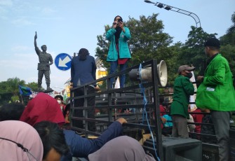 Aksi unjuk rasa BEM se-Solo Raya di kawasan Bundaran Gladak, Kota Solo.