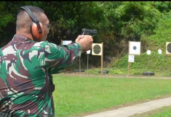 Asah Kemampuan Prajurit, Danyonmarhanlan IX Ambon Pimpin Latihan Menembak Senapan dan Pistol