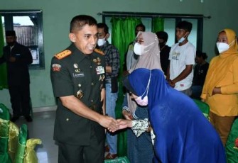 Pangdam Hasanuddin Bagikan Bingkisan Ke Warga Seputaran Daerah Latihan Secata Malino