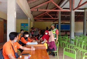 Babinsa Ngerdani Kawal Penyerahan Bansos Tunai Warga Kurang Mampu
