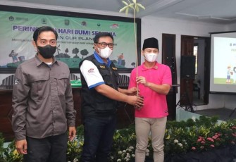 Bupati Trenggalek, Mochamad Nur Arifin, saat menerima donasi bibit pohon dari Wakil Wali Kota Malang