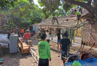 Koramil 0805/09 Kendal Karya Bakti Bersihkan Puing Pasca Kebakaran