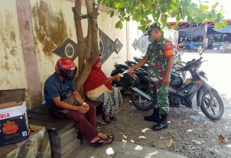 Babinsa Seruyan Hilir Terus Gencarkan Sosialisasi PPKM Mikro
