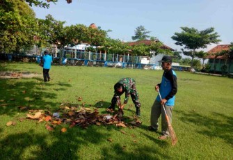 Serka Totok Bersinergi Kerja Bakti Bersihkan Lingkungan Sekolah Bersama Para Guru