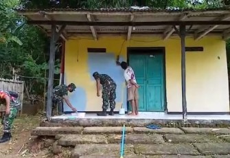 Babinsa Bandar Bantu Renovasi Mushola
