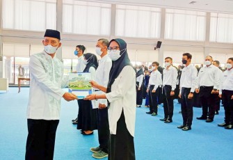 Sekda Bintan Saat menyerahkan SK