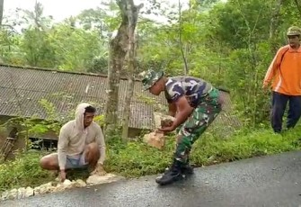Babinsa Tulakan Bersama Warga Perbaiki Jalan