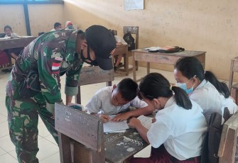 Satgas Perbatasan Ajarkan Matematika di SDN 01