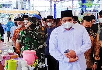 Plt Bupati Bintan, Roby Kurniawan, saat melihat langsung bazar Ramadhan, di Bintan Utara
