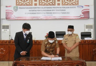 Penandatanganan Komitmen Bersama Terkait Percepatan Penilaian Mandiri Maturitas Penyelenggaraan SPIP Terintegrasi Tahun 2022, Senin (18/4/2022).