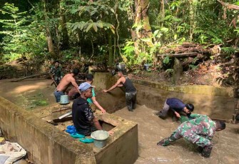 Bantu Warga Bersihkan Bendungan Air
