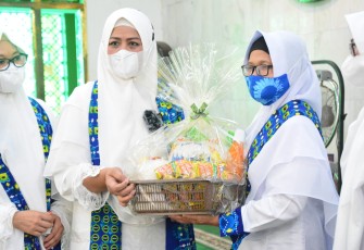 Ketua BKMT Provinsi Kepri Hj. Dewi Kumalasari Ansar, saat memberikan santunan untuk kaum dhuafa