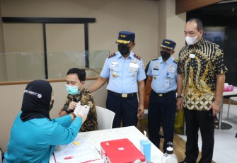 Serbuan Vaksinasi Koopsud I di Kantor MNC Group 
