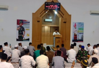 Pangdam Hasanuddin saat memberikan ceramah safari subuh di masjid Nurul Hikmah, Kamis (21/4/22) 