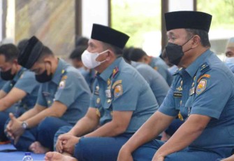 Panglima Koarmada III (masker putih) Hadiri Peringatan Nuzulul Qur’an di Masjid Al Barkah, Rabu (20/4/22)