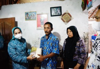 Ketua PKK Kab. Pati Musus Indarnani memberikan bantuan keluarga Nakes korban KKB