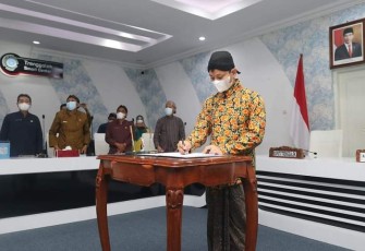 Bupati Trenggalek, Mochamad Nur Arifin, saat menandatangani MoU Nota Kesepahaman, di Samrt Center, Kamis (21/4/2022).