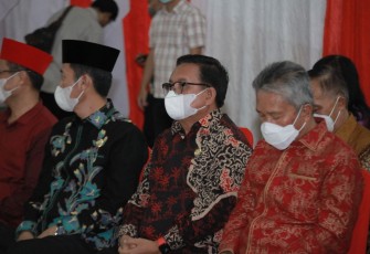 Wali Kota Bitung, ke dua dari kanan, saat mengikuti peringatan hari Kartini secara virtual, Kamis (21/4/2022)