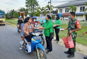 Sinergitas TNI-Polri Bagikan takjil kepada pengendara jalan. Rabu (20/4/22)