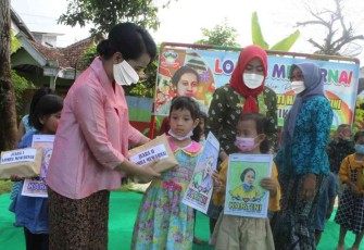 Ny. Jeane Peddy berikan hadiah lomba mewarnai, Kamis (21/4/22)