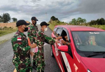 Personel Satgas Yonif 144/JY bagikan takjil di perbatasan RI Malaysia. Kamis (21/4/22)