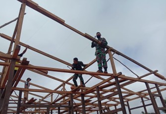 Satgas Yonif 144/JY bantu bangun rumah warga di perbatasan.Kamis (21/4/22)