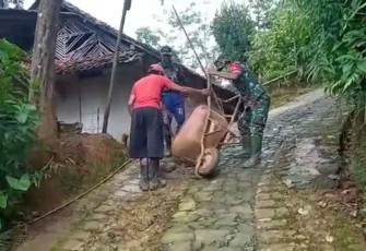 Serma Zainal gotong royong pengecoran jalan di desa Jetis Lor. Rabu (20/4/22)