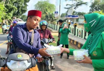 Antusias warga sambut takjil gratis Yonif Mekanis 643/Wns. Kamis (21/4/22)