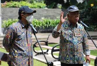 Menteri Basuki (angkat tangan) sampaikan kesiapan jalan digunakan mudik lebaran. Rabu (20/4/22)