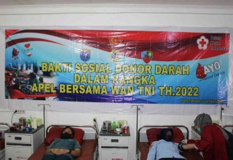 Wanita TNI melaksanakan baksos Donor darah di lanud Supadio. Kamis (21/4/22)