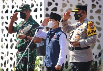 Bupati Trenggalek, Mochamad Nur Arifin, bersama Kapolres Trenggalek, AKBP Dwiasi Wiyatputra dan Komandan Kodim 0806 Trengalek, Letkol Kav Peddy Adi Prasetyo, saat gelar pasukan Operasi Ketupat Semeru, Jum'at (22/4/2022)