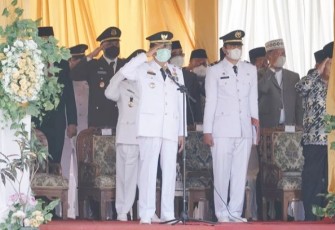 Bupati Agus Istiqlal, saat memimpin upacara HUT ke-9 Kabupaten Pesisir Barat, Jumat (22/4/2022)