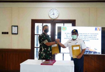 Pandam III/Siliwangi tandatangani nota kerja sama dengan PT KAI Daops 2 Bandung, Kamis (21/4/22)