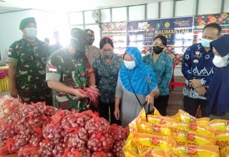Dandim Sanggau (pegang bawang) cek langsung kualitas pasar murah sembako di Kembayan. Jum'at (22/4/22) 