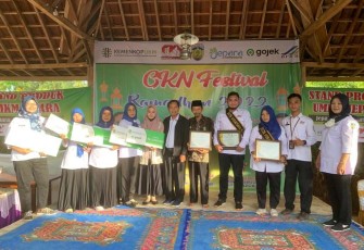Sutarmo (tengah pakai jas) berikan bimtek digital UMKM di Jepara. Kamis (21/4/22)