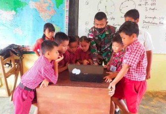 Edukasikan siswa mengenal lebih dekat dengan laptop. Jum'at (22/4/2022)