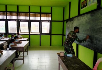 Berikan materi pelajaran murid di perbatasan. Jum'at (22/4/2022)