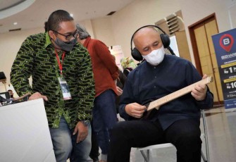Menteri Teten memainkan gitar pintar. Kamis (21/4/2022)