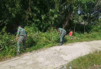 Semangat gotong royong bersihkan jalan desa bersama warga. Sabtu (23/4/2022)