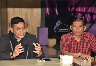 Danrem 023/KS (jacket hitam) saat memberikan pengarahan ke sahabat nelayan Sibolga di Cafe Paluga Anggar. Kamis (21/4/2022)