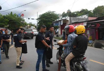 Antusias tamtama remaja Korem 142/Tatag Bagikan takjil. Sabtu (23/4/2022)