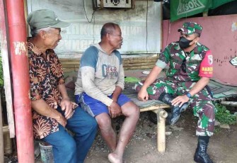 Sambangi warga di pos kamling, jalin komsos dan eratkan silaturahmi. Minggu (24/4/2022)