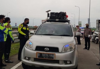 Dirlantas Polda Jatim cek langsung arus mudik di perbatasan Jawa Timur. Minggu (24/4/2022) 