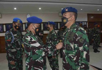 Danlanud Iswahjudi sematkan tanda jabatan Kadispers yang baru. Senin (25/4/2022)