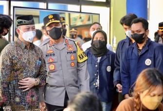 Kapolda Jatim Irjen Pol Nico Afinta tinjau langsung pelaksanaan vaksinasi booster di Unair. Senin (25/4/2022)
