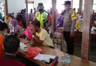 Sinergi TNI Polri kawal pembagian BLT di desa Jambu. Senin (25/4/2022)