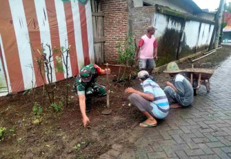 Kerja bakti bersama warga bersihkan lingkungan. Senin (25/4/2022)